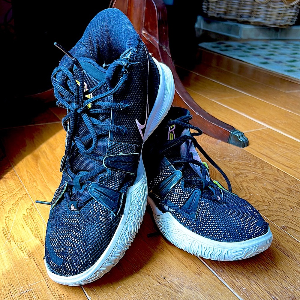 Nike Kyrie Ripple Effect Basketball Sneakers